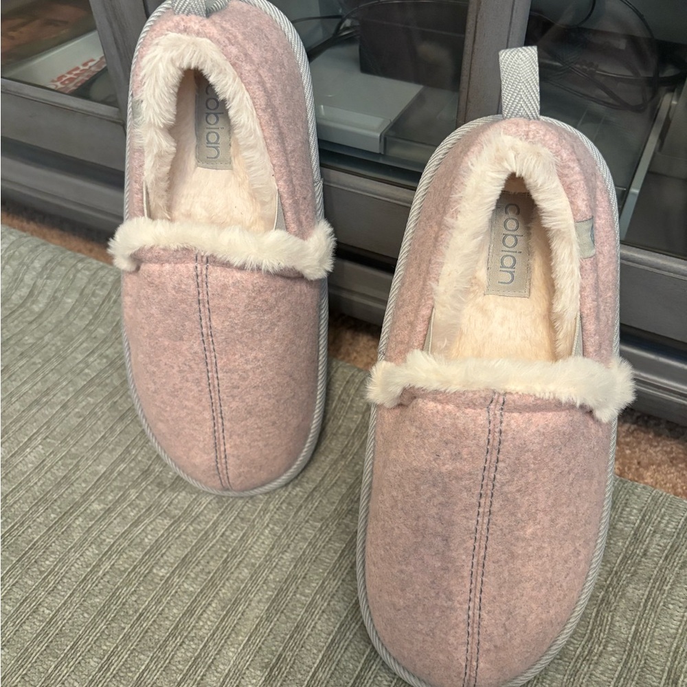 Cobian Pink Fuzzy Women's Slippers wore once excellent condition